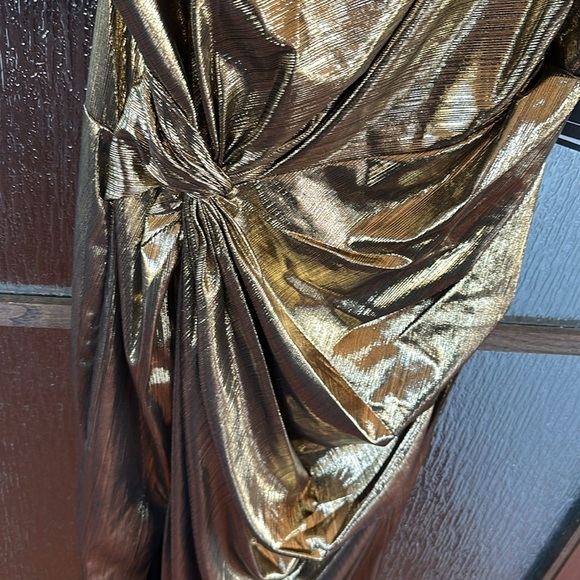 Mac Duggal
Metallic Off The Shoulder Gown size 6 NWT - Picture 7 of 12